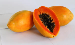 Як росте папайя, як виглядає плід, де застосовуються корисні властивості екзотичного фрукта